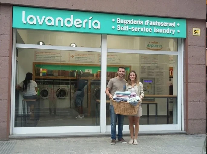 Señor Espuma Sant Martí self-service laundromat storefront on Carrer del Concili de Trento