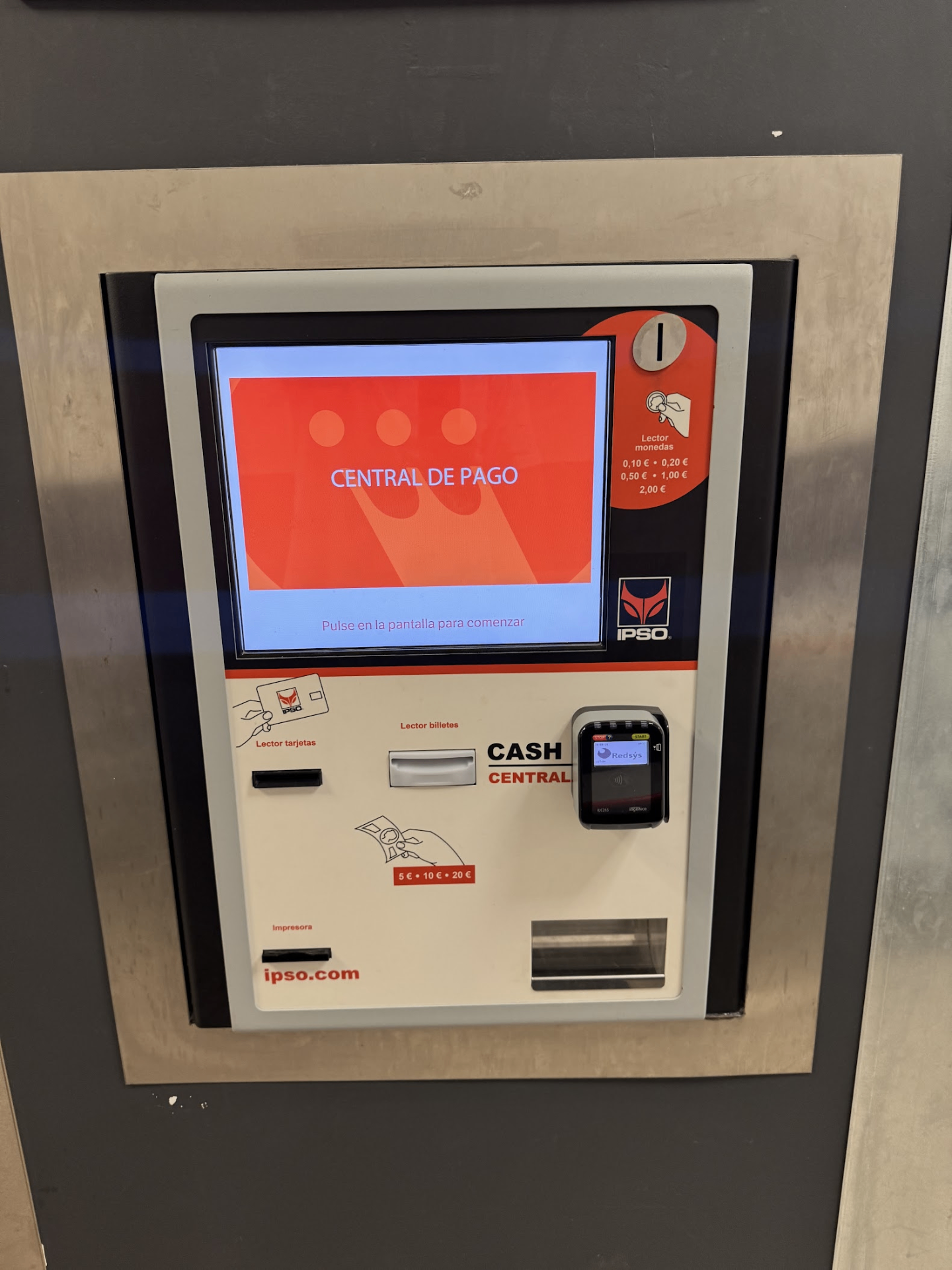 Central IPSO payment kiosk with card, coin and banknote reader at Speed Queen Nou de la Rambla